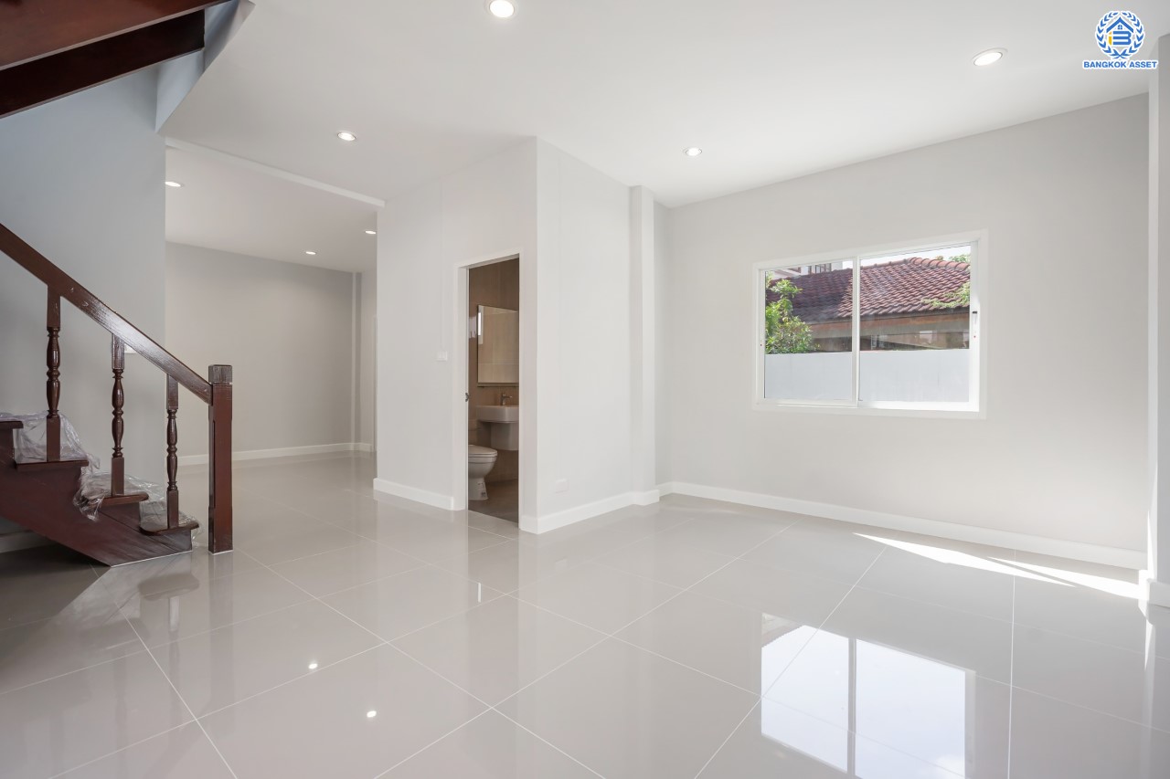 บ้านมือสองตกแต่งใหม่ คุณภาพแบรนด์ LH ม.ชลลดา บางบัวทอง เนื้อที่ 62 ตร.ว. ตกแต่งหรูหรา ฟังก์ชันจัดเต็ม 3 ห้องนอน 2 ห้องน้ำ จอดรถได้ 2 คัน พร้อม Facilities ครบ! บนทำเลคุณภาพ เชื่อมต่อได้หลายเส้นทาง ใกล้เซ็นทรัลเวสต์เกต และรถไฟฟ้า "สถานีบางพลู"